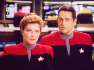 janeway-and-chakotay-star-trek-voyager-31844391-500-383